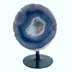 Blauwe Agaat op Standaard met Witte Druzy – Rust & Harmonie in Stijl