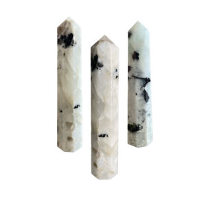 Regenboog Maansteen Obelisk – Intuïtie, Licht en Vrouwelijke Kracht