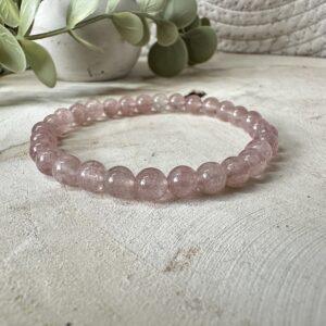 Aardbeienkwarts kralenarmband – Liefde, positiviteit en zachtheid