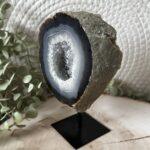 agaat geode op standaard diepe kristallen kern