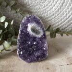 Uruguayaans amethist cutbase met diepe paarse kleur en natuurlijke stalactiet.