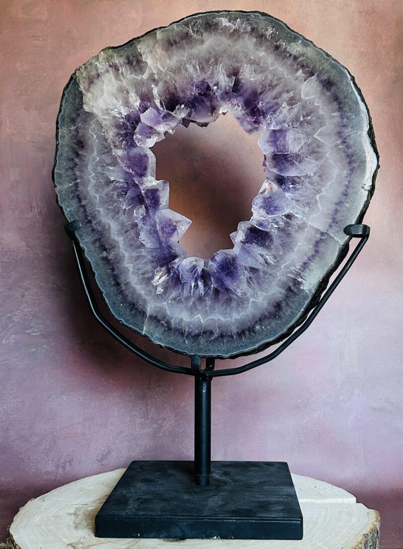 Amethist portaal op zwarte standaard