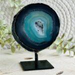 Gekleurde Agaat op standaard blauwe turquoise agaat op witte standaard