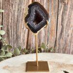 Agaat geode met amethist op standaard