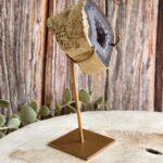 Agaat geode met amethist op standaard